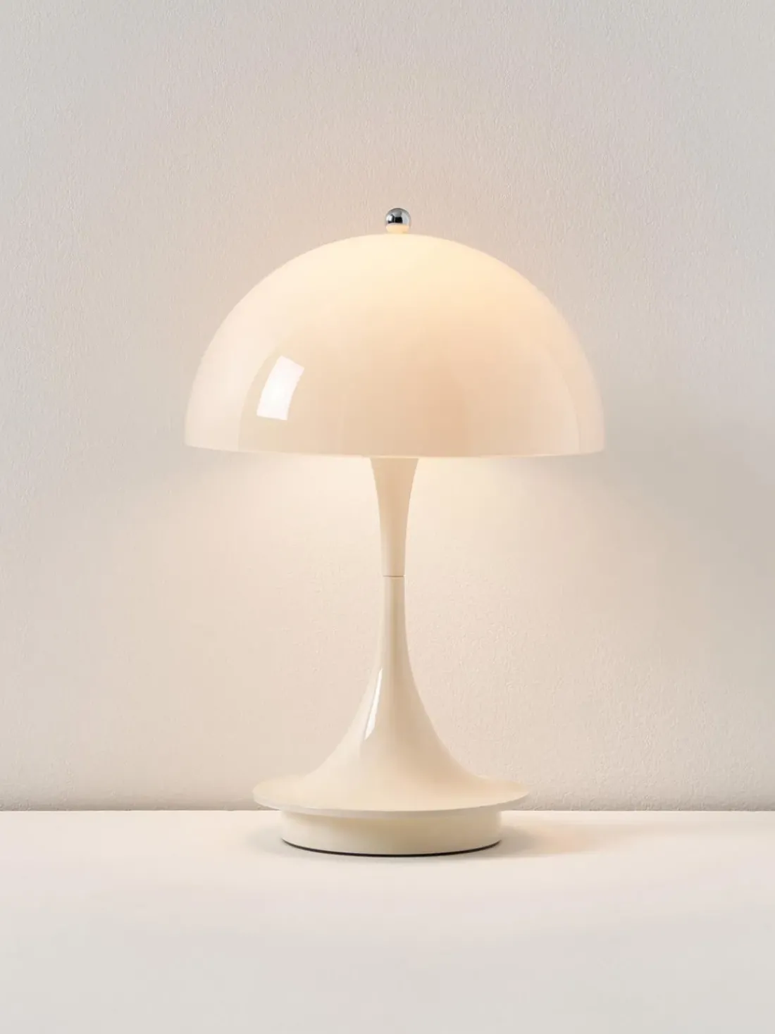 Lámpara de mesa LED regulable Panthella 160, diseño Verner Panton