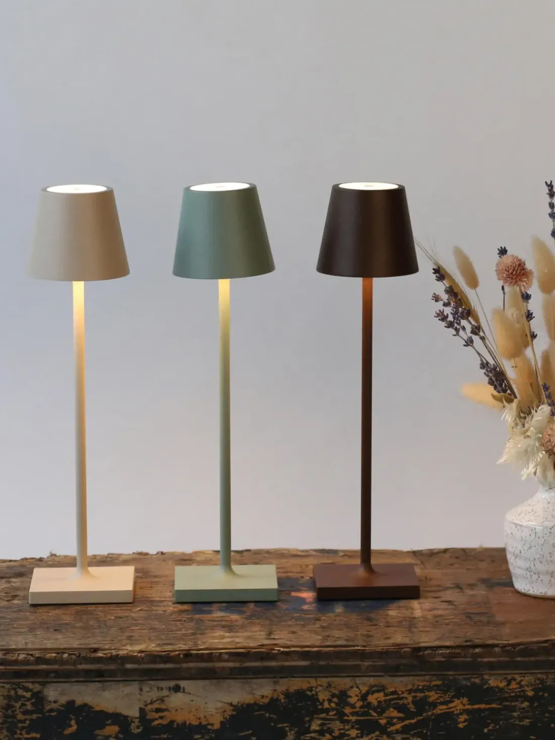 Lámpara de mesa LED regulable Poldina, portátil