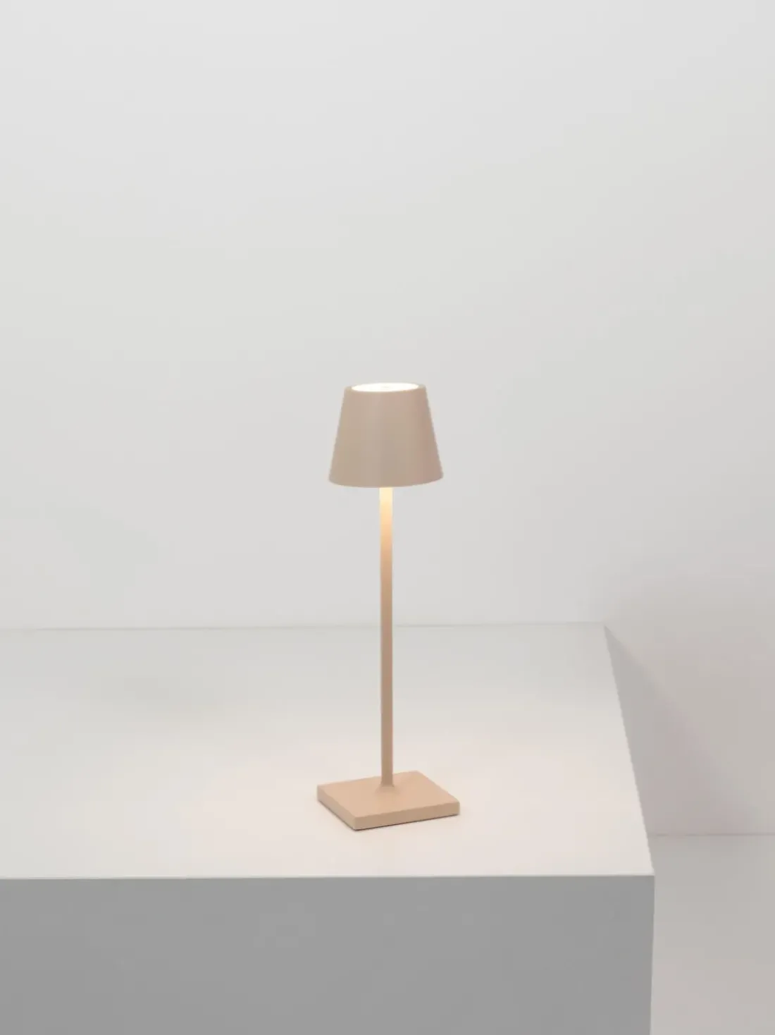 Lámpara de mesa LED regulable Poldina, portátil