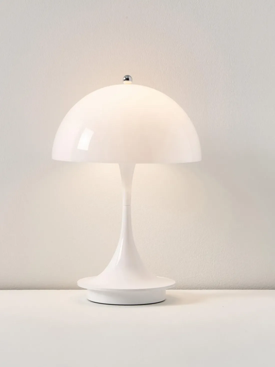 Lámpara de mesa LED regulable Panthella de diseño Verner Panton, 24 cm, portátil