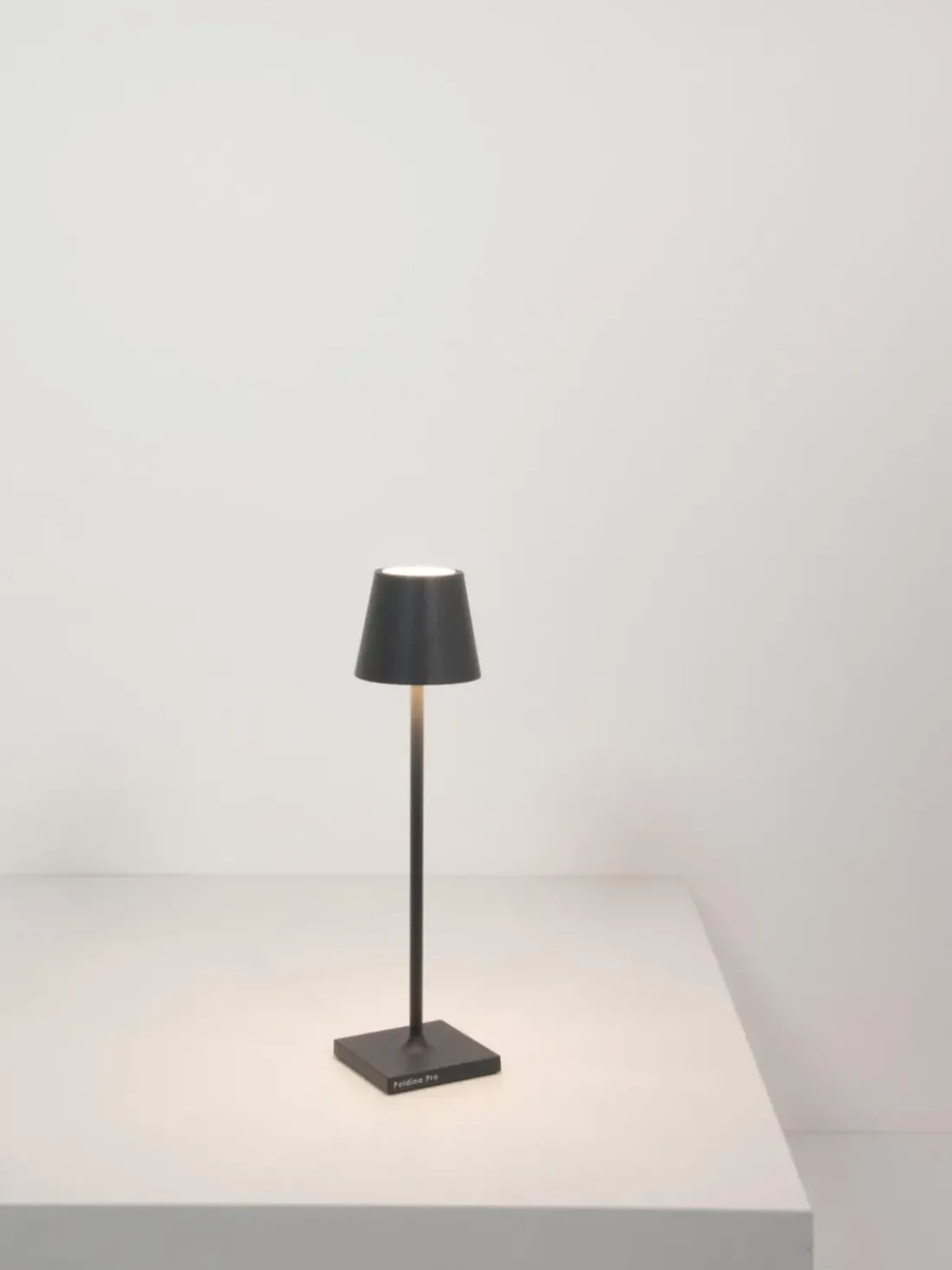 Lámpara de mesa LED regulable Poldina, portátil