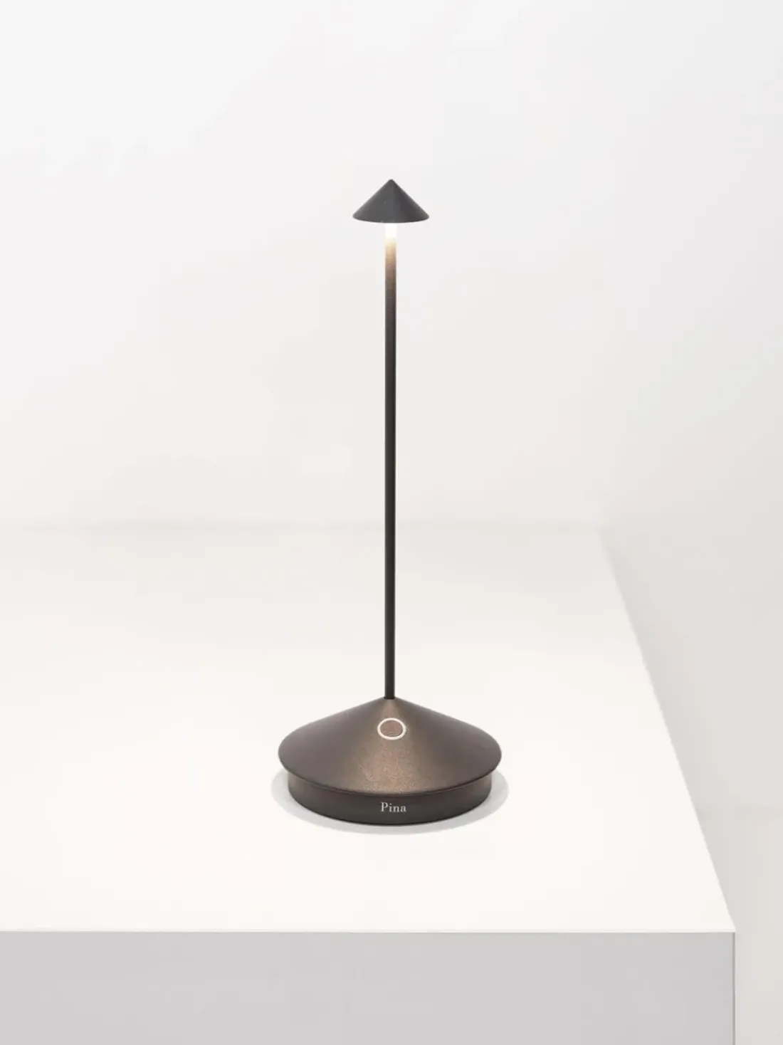 Lámpara de mesa LED regulable pequeña Pina Pro, portátil