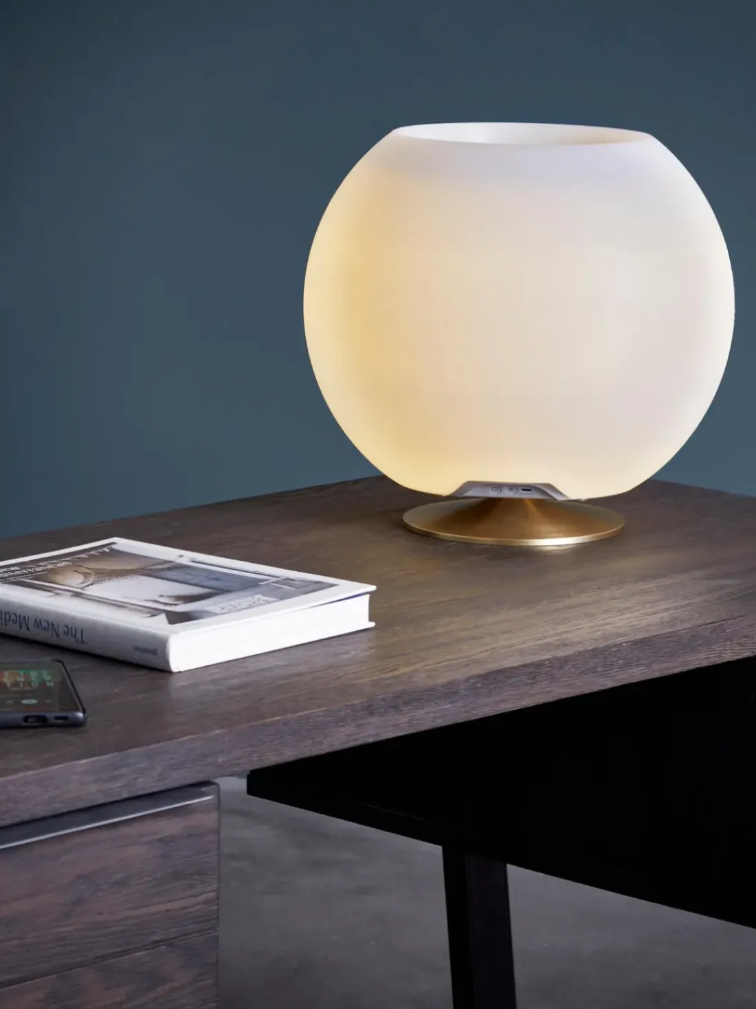 Lámpara de mesa LED regulable Sphere, con altavoz Bluetooth y enfriador de botellas
