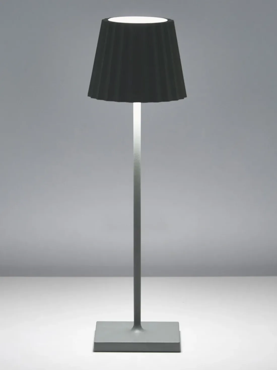 Lámpara de mesa para exterior LED regulable Trellia, portátil
