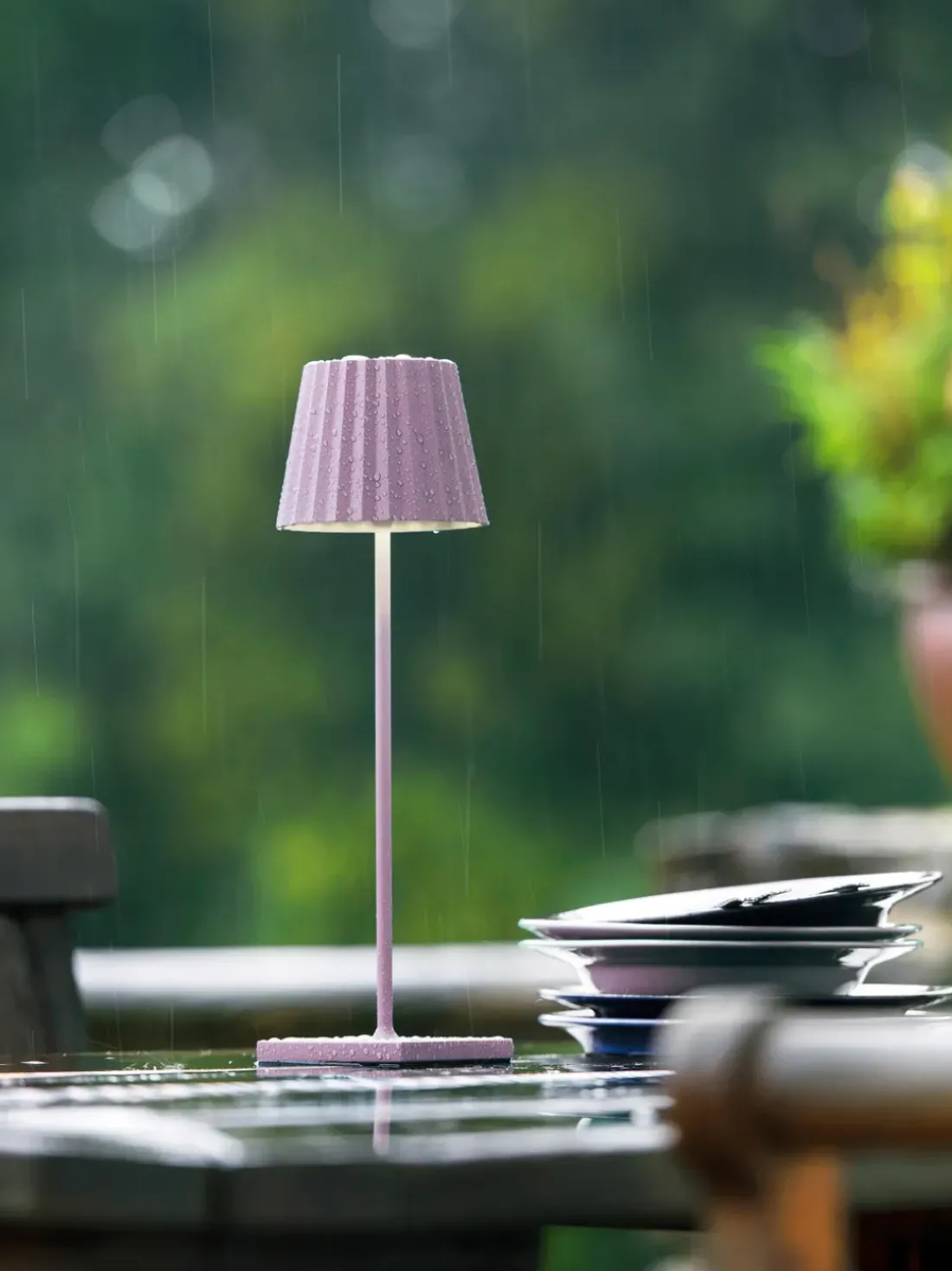 Lámpara de mesa para exterior LED regulable Trellia, portátil