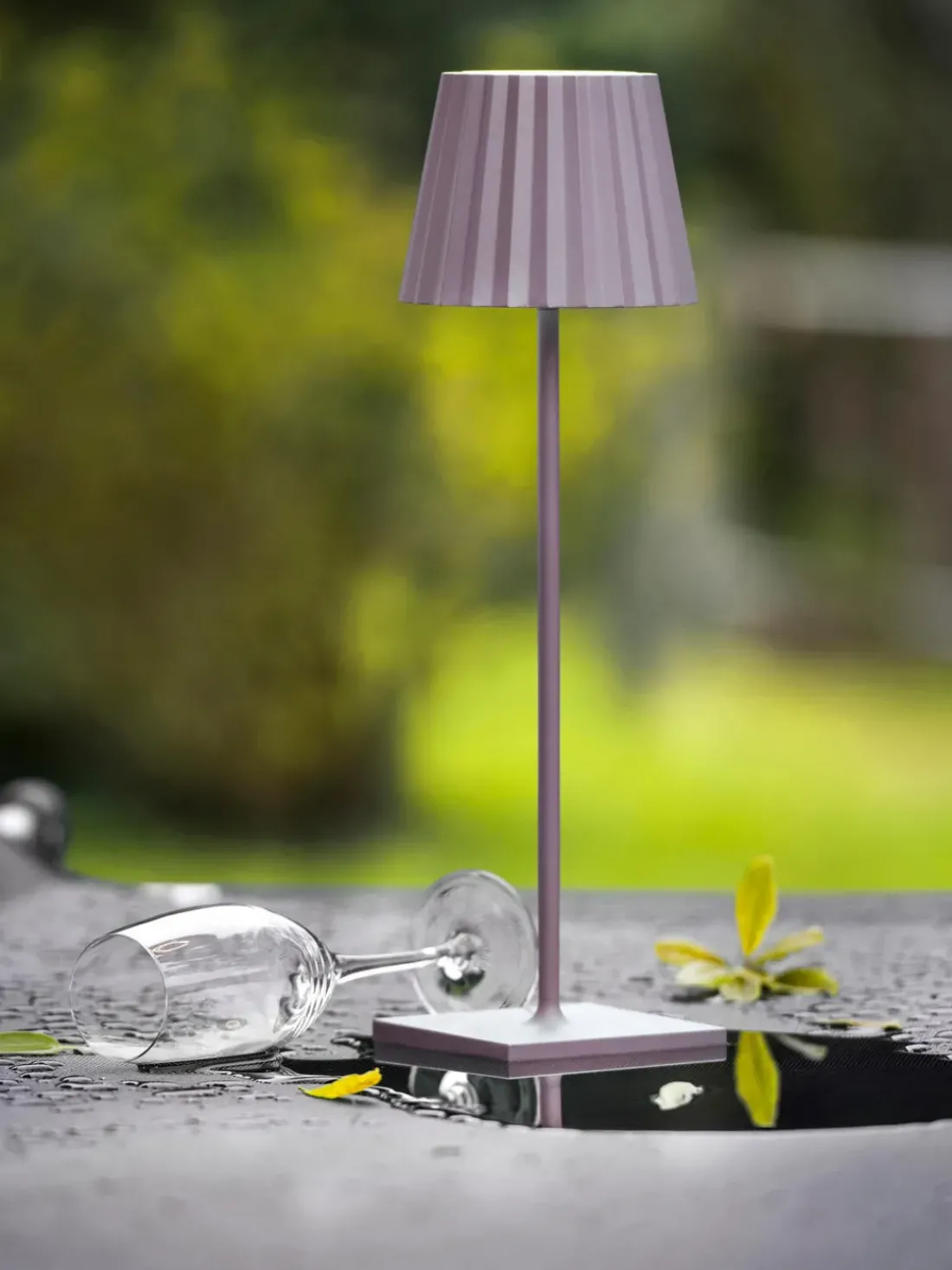 Lámpara de mesa para exterior LED regulable Trellia, portátil