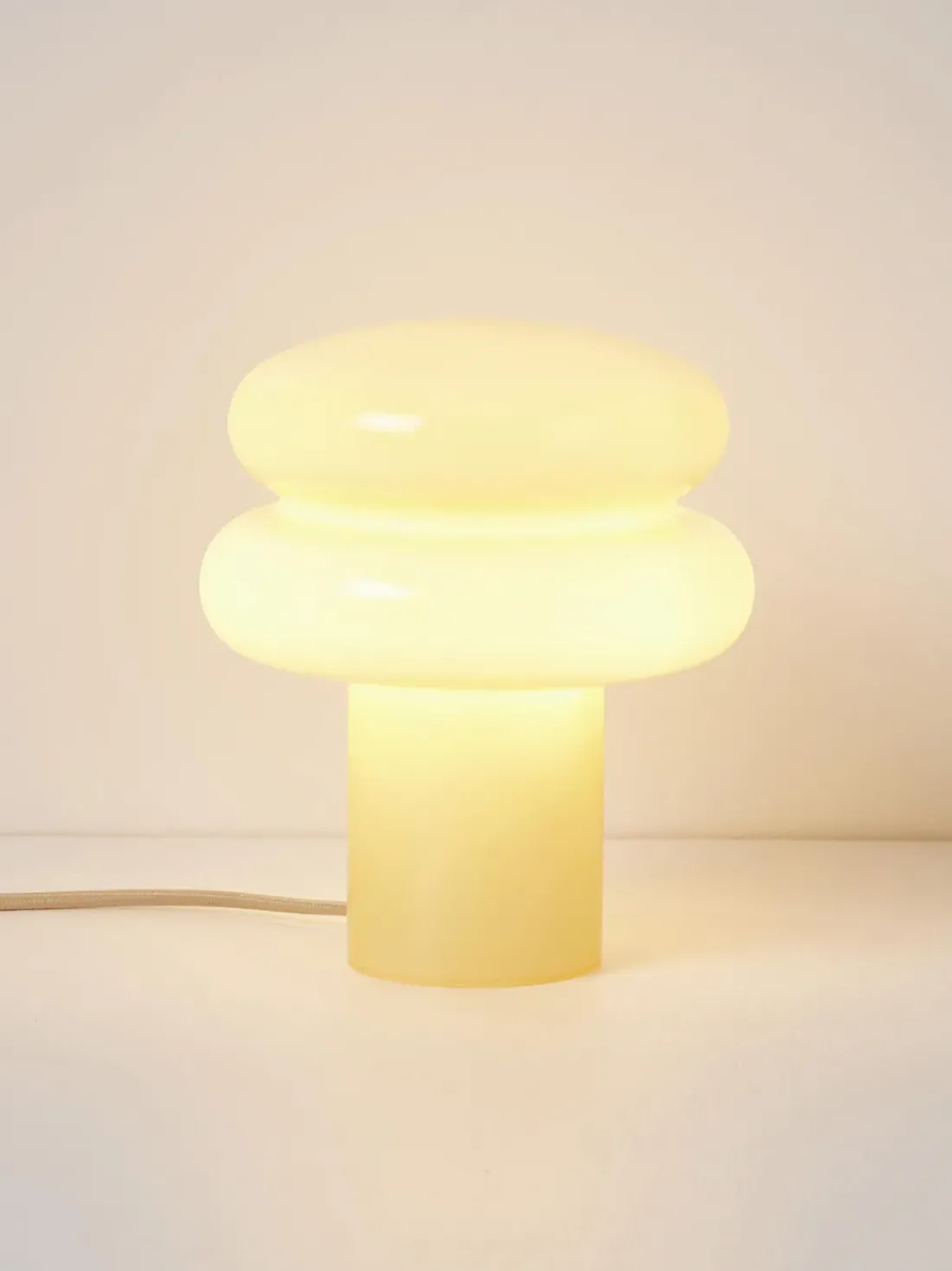 Lámpara de mesa pequeña de vidrio opalino Baya