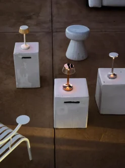 Lámpara de mesa pequeña LED regulable Bonjour, portátil