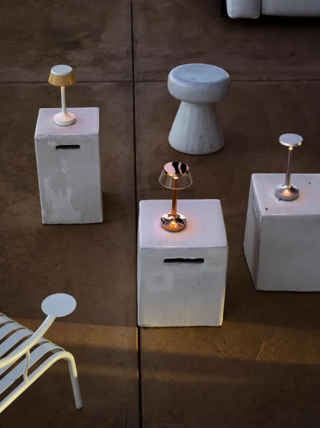 Lámpara de mesa pequeña LED regulable Bonjour, portátil