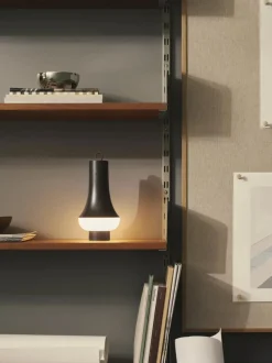 Lámpara de mesa pequeña LED regulable Tomoshi, portátil