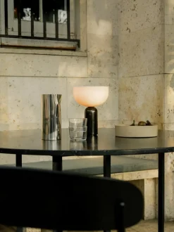 Lámpara de mesa pequeña móvil de mármol Kizu, regulable