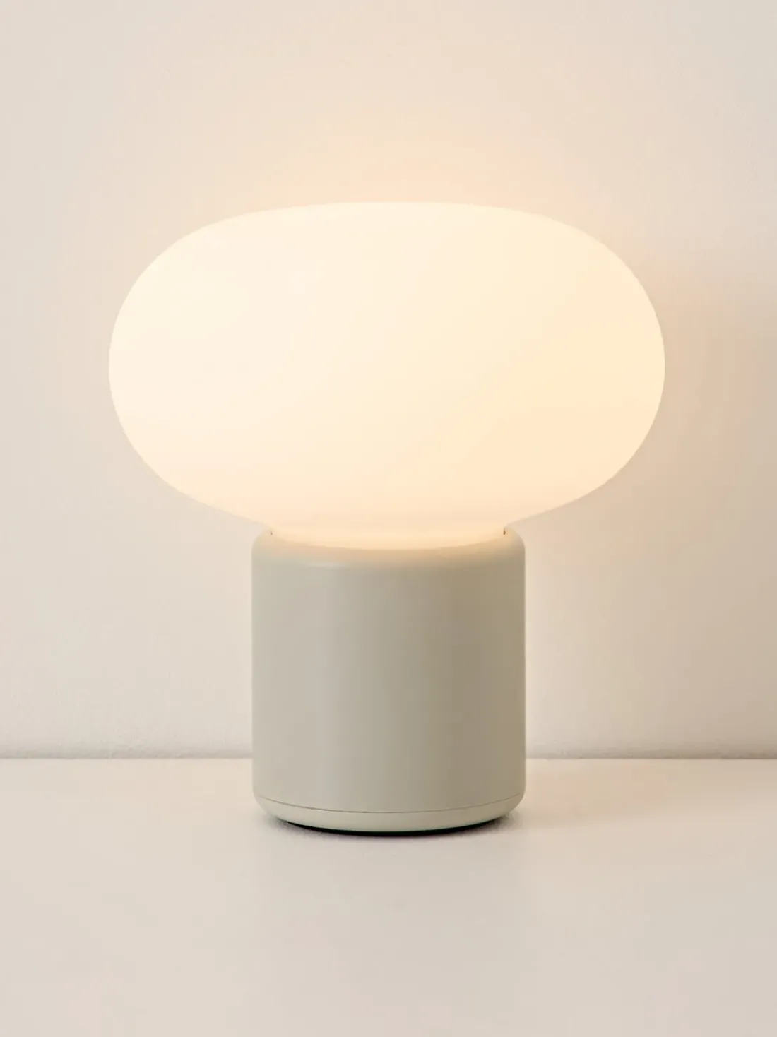 Lámpara de mesa pequeña regulable Karl-Johan, portátil