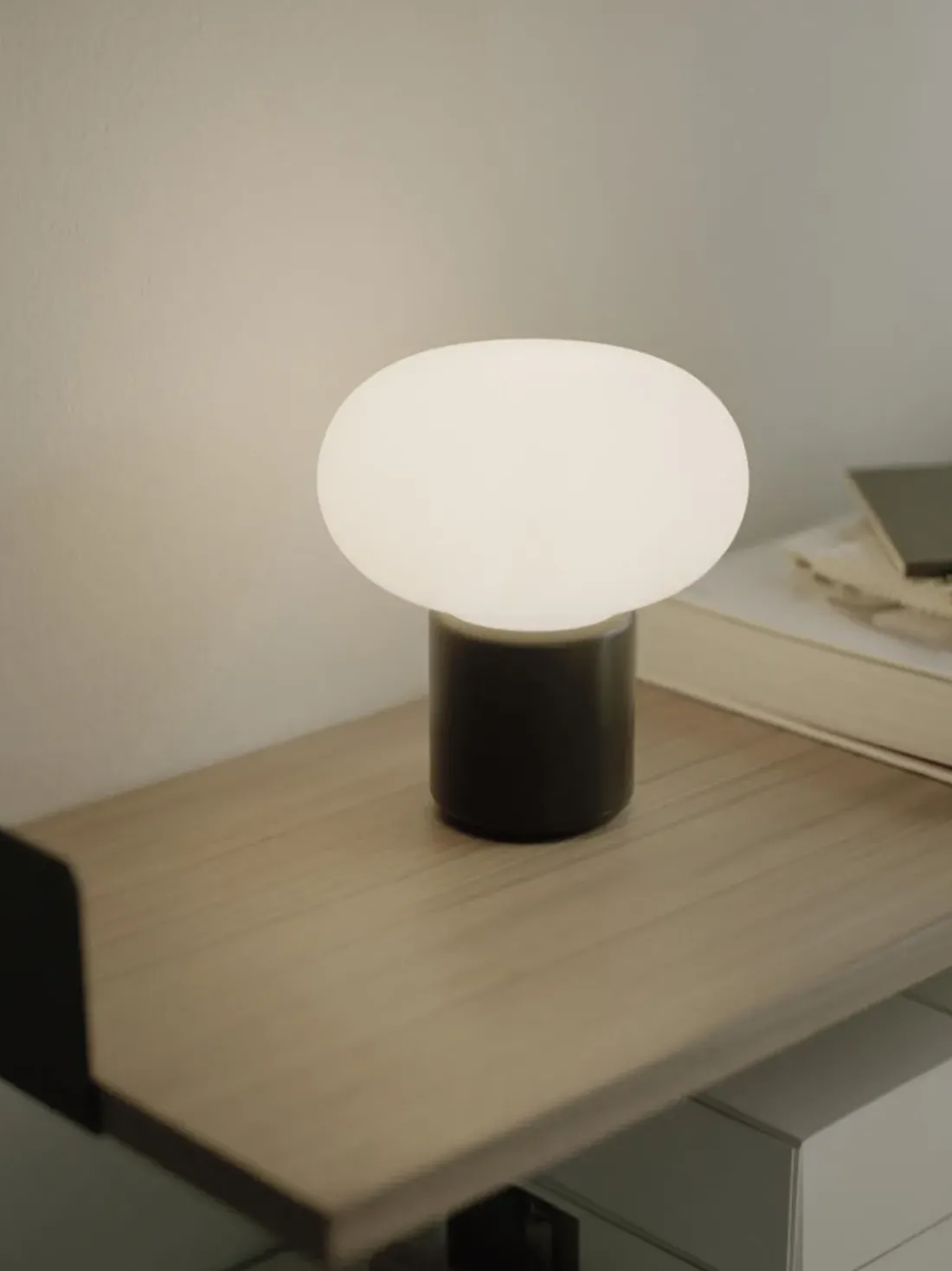 Lámpara de mesa pequeña regulable Karl-Johan, portátil