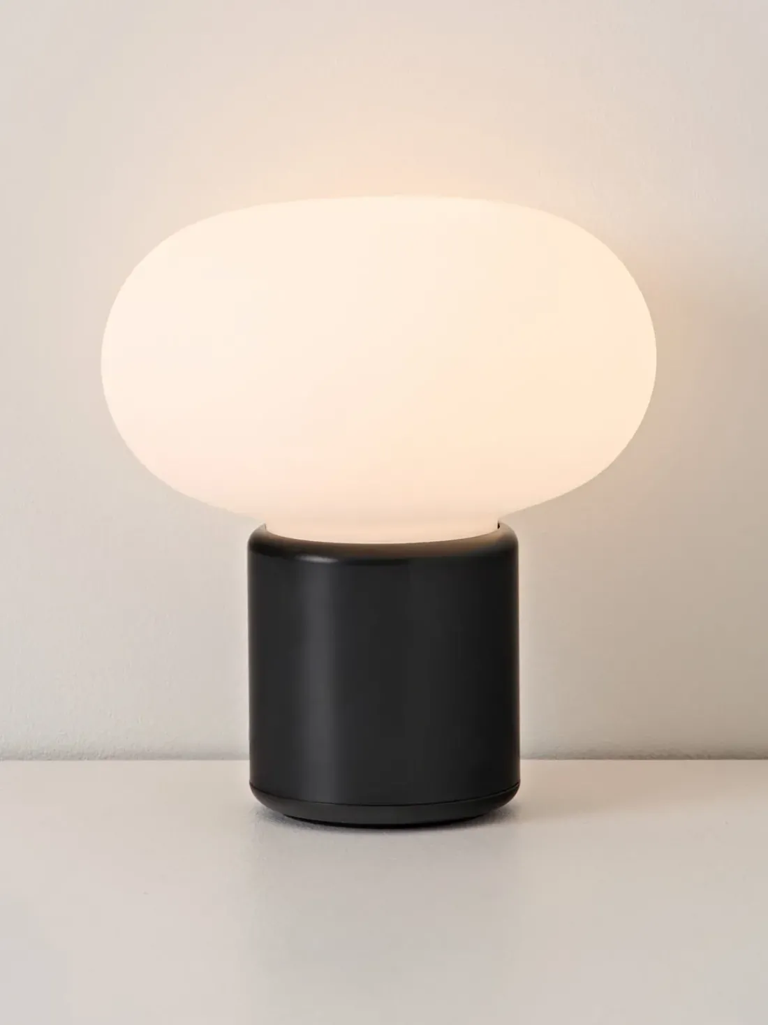 Lámpara de mesa pequeña regulable Karl-Johan, portátil