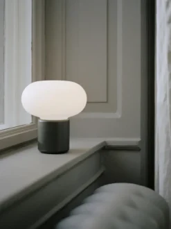 Lámpara de mesa pequeña regulable Karl-Johan, portátil