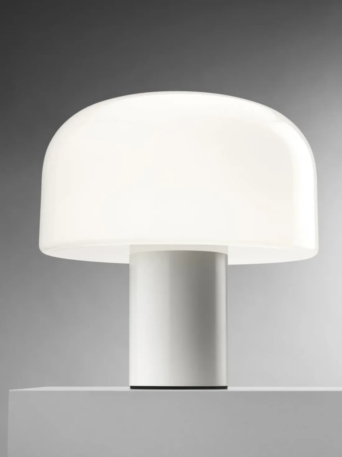Lámpara de mesa regulable de cristal opalino Bellhop