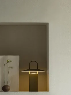 Lámpara de mesa regulable LED Ray, con puerto USB