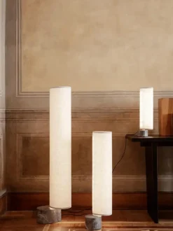 Lámpara de pie LED regulable con base de mármol Unbound, tamaños diferentes