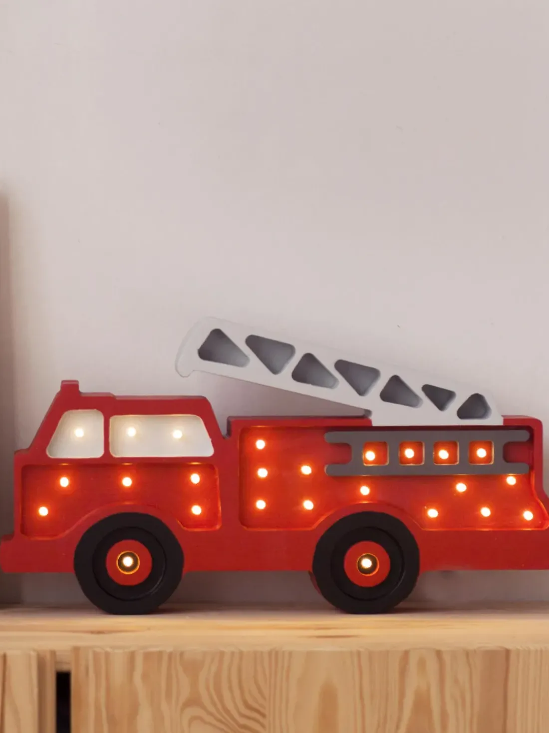 Lámpara infantil LED artesanal regulable Fire Truck, con función de temporizador y mando a distancia