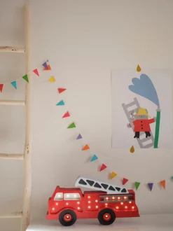 Lámpara infantil LED artesanal regulable Fire Truck, con función de temporizador y mando a distancia