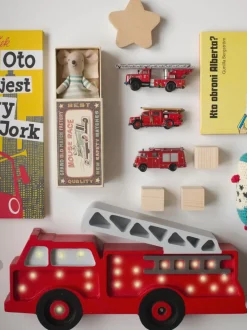 Lámpara infantil LED artesanal regulable Fire Truck, con función de temporizador y mando a distancia