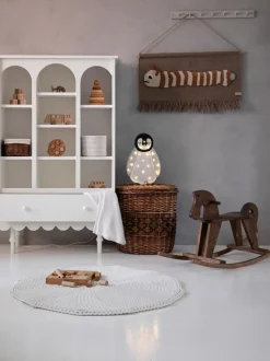 Lámpara infantil LED artesanal regulable Baby Penguin, con función de temporizador