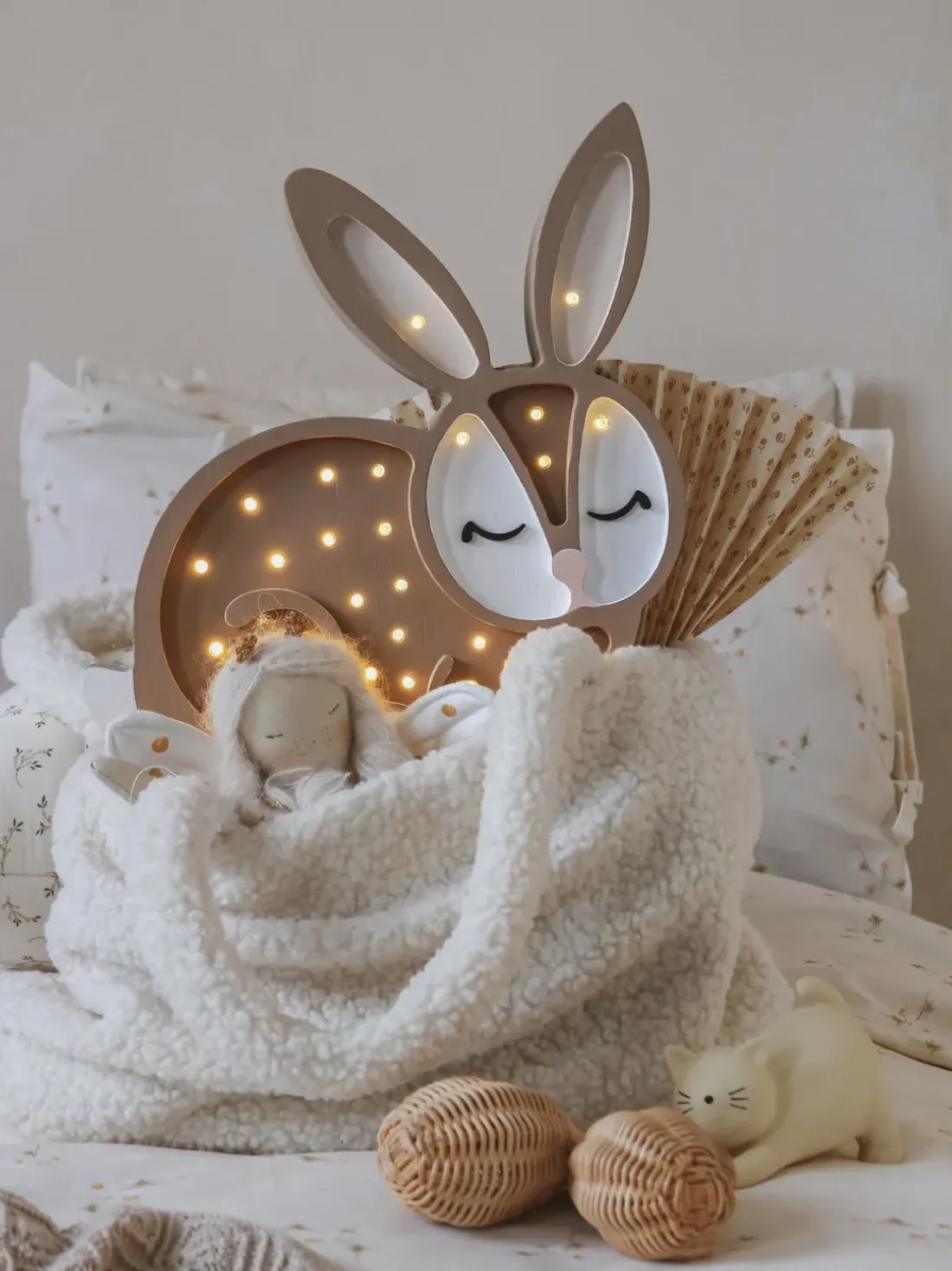 Lámpara infantil LED artesanal regulable Bunny, con función de temporizador y control a mando