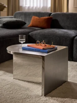 Mesa baja ovalada de metal Leander