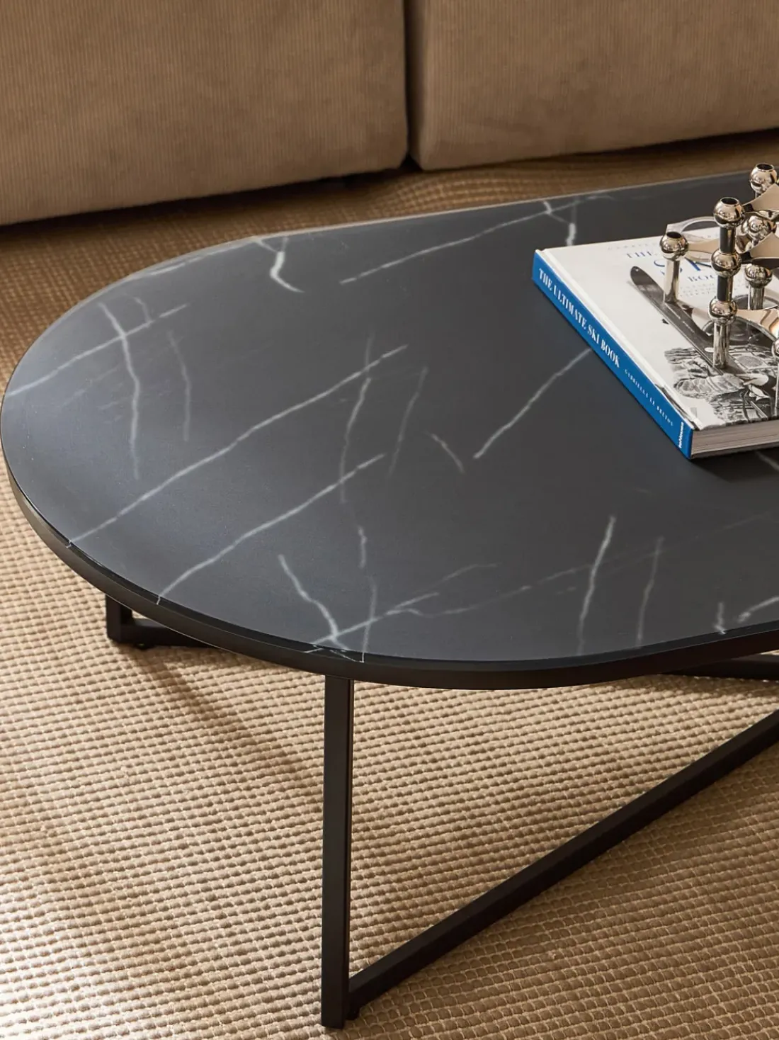 Mesa de centro ovalada con tablero de vidrio en look mármol Antigua