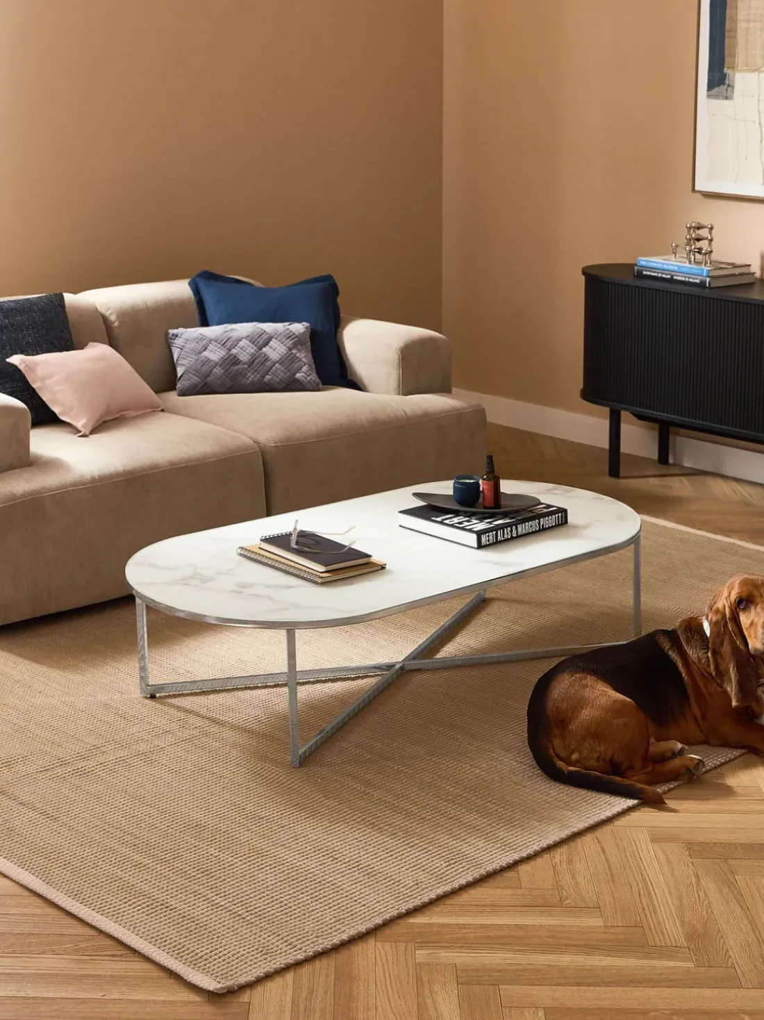 Mesa de centro ovalada con tablero de vidrio en look mármol Antigua