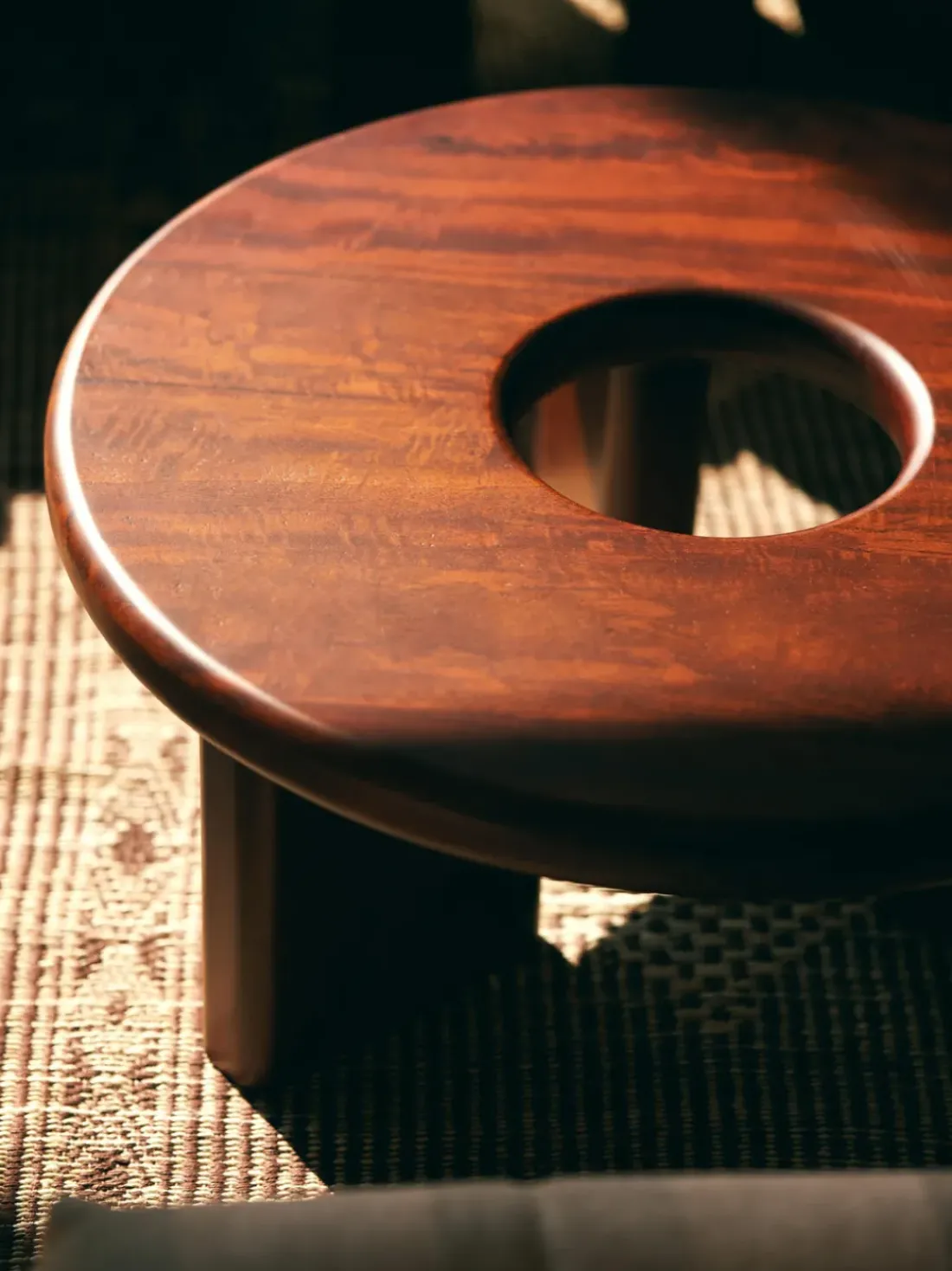 Mesa de centro redonda artesanal de madera de mango Conversation