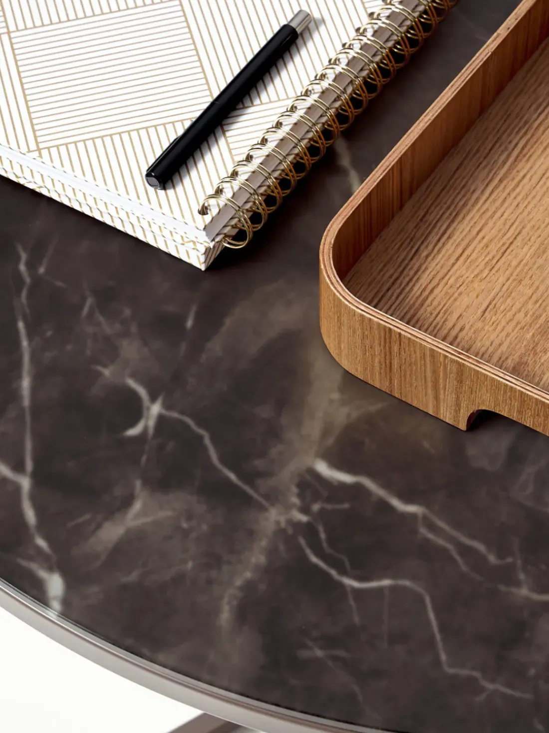 Mesa de centro redonda con tablero de vidrio en look mármol Antigua