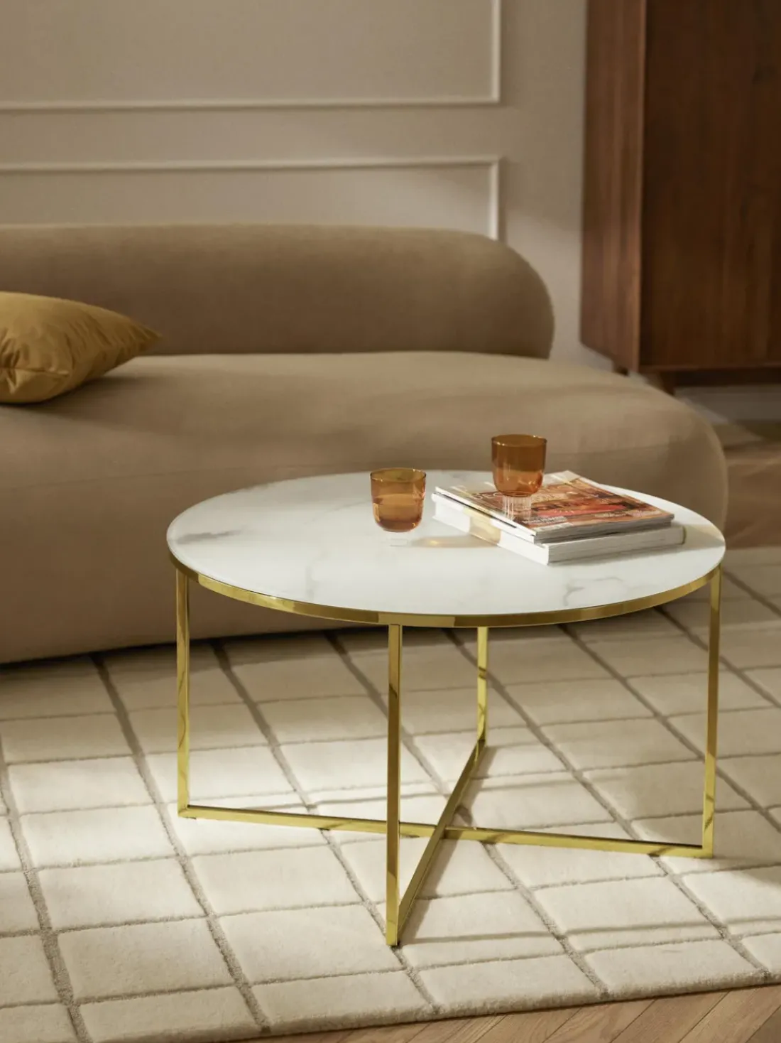 Mesa de centro redonda con tablero de vidrio en look mármol Antigua