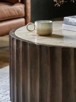 Mesa de centro redonda de madera de mango con tablero de travertino Cascia