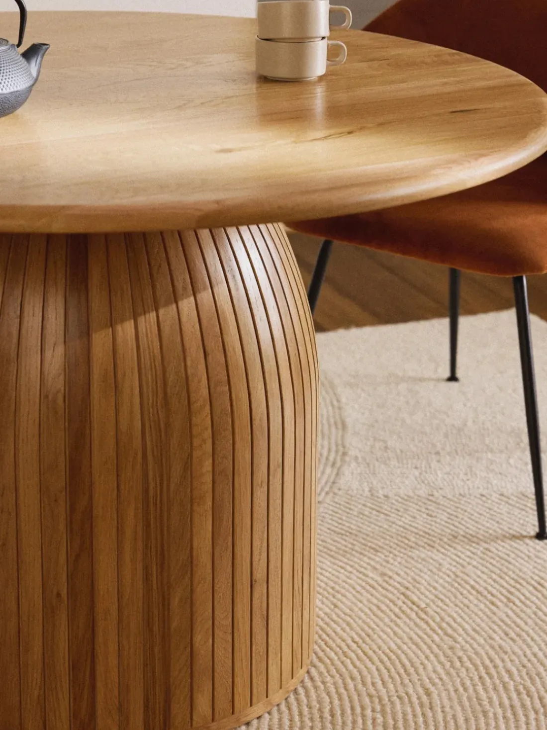 Mesa de comedor redonda con estructura estriada Nelly, tamaños diferentes