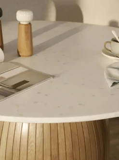 Mesa de comedor redonda con tablero de mármol Nelly, tamaños diferentes