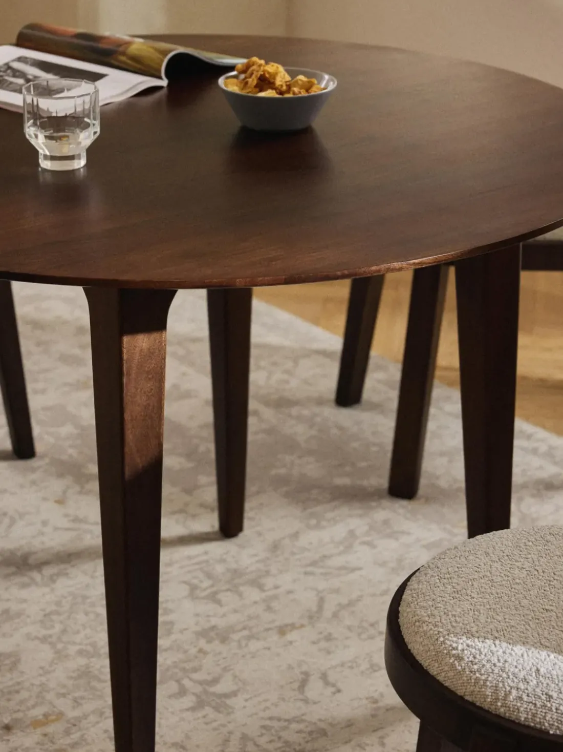 Mesa de comedor redonda de madera de mango Archie, tamaños diferentes