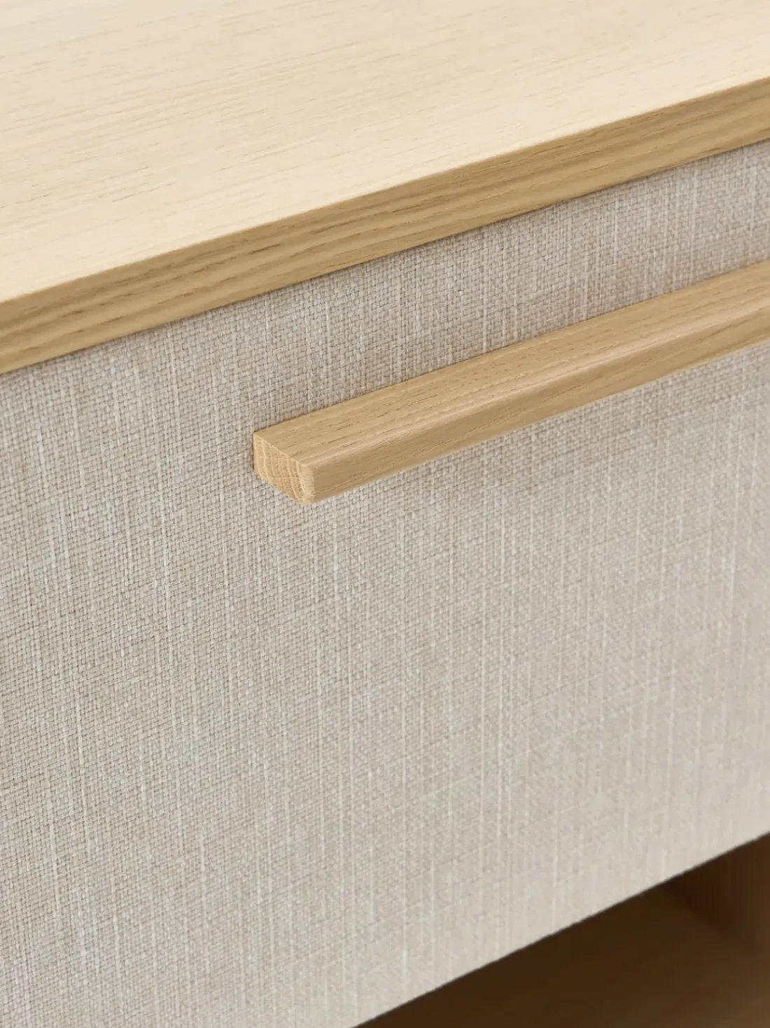 Mesita de noche de madera con frente tapizado Wisp