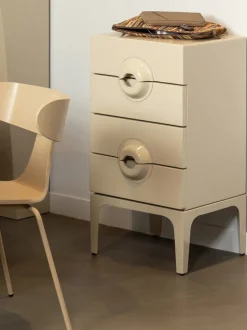Mesita de noche de madera de eucalipto Merge