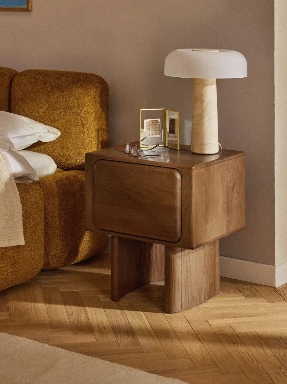 Mesita de noche de madera de roble Chandler