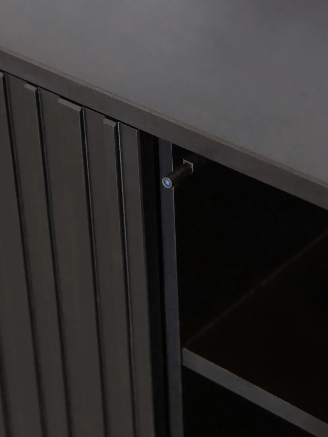 Mueble TV de madera de pino Avourio, 2 puertas