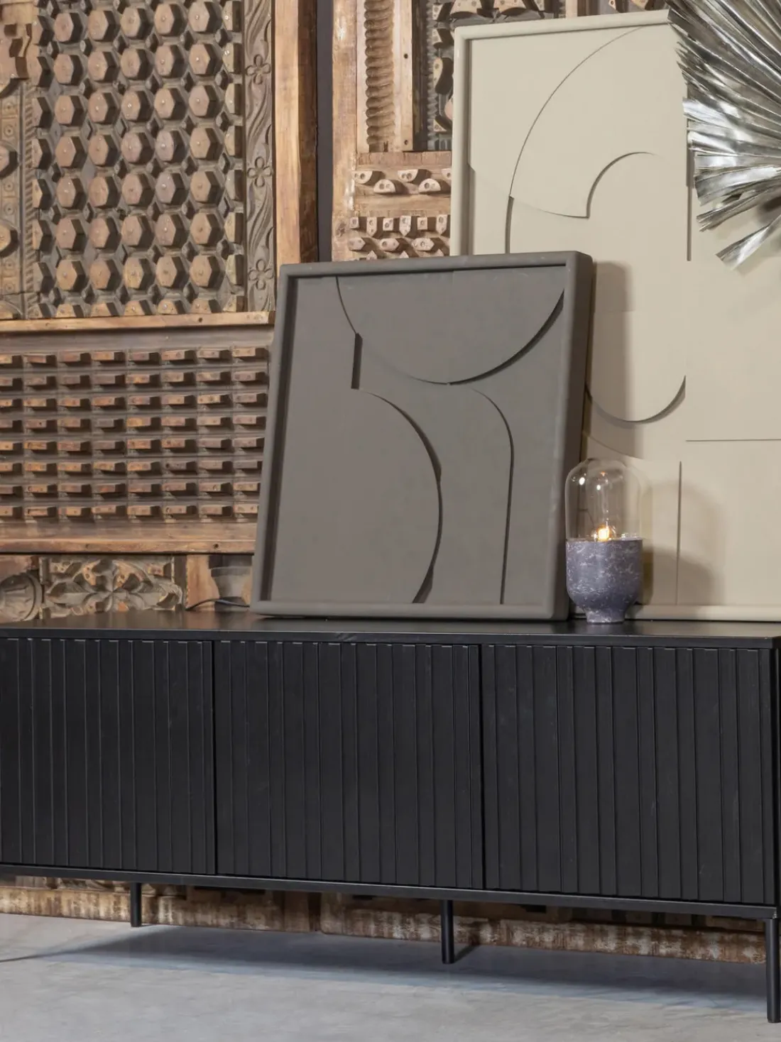 Mueble TV de madera de pino con frente acanalado Avourio, 3 puertas