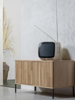 Mueble TV de madera de roble con frente acanalado Avourio, 2 puertas