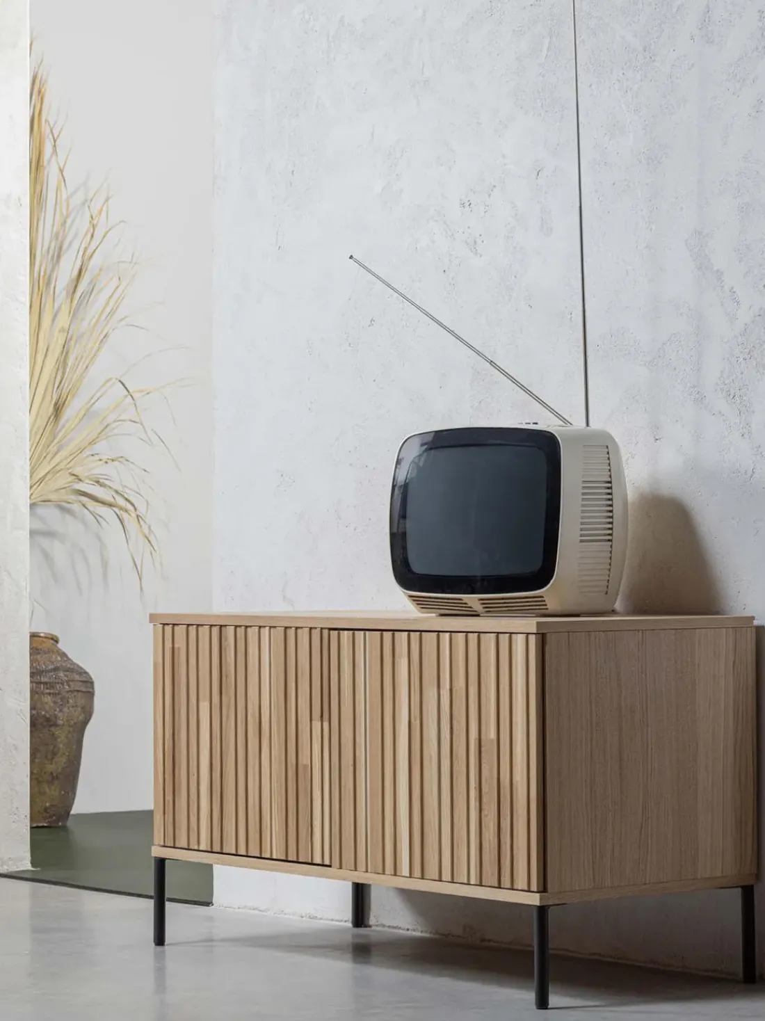 Mueble TV de madera de roble con frente acanalado Avourio, 2 puertas