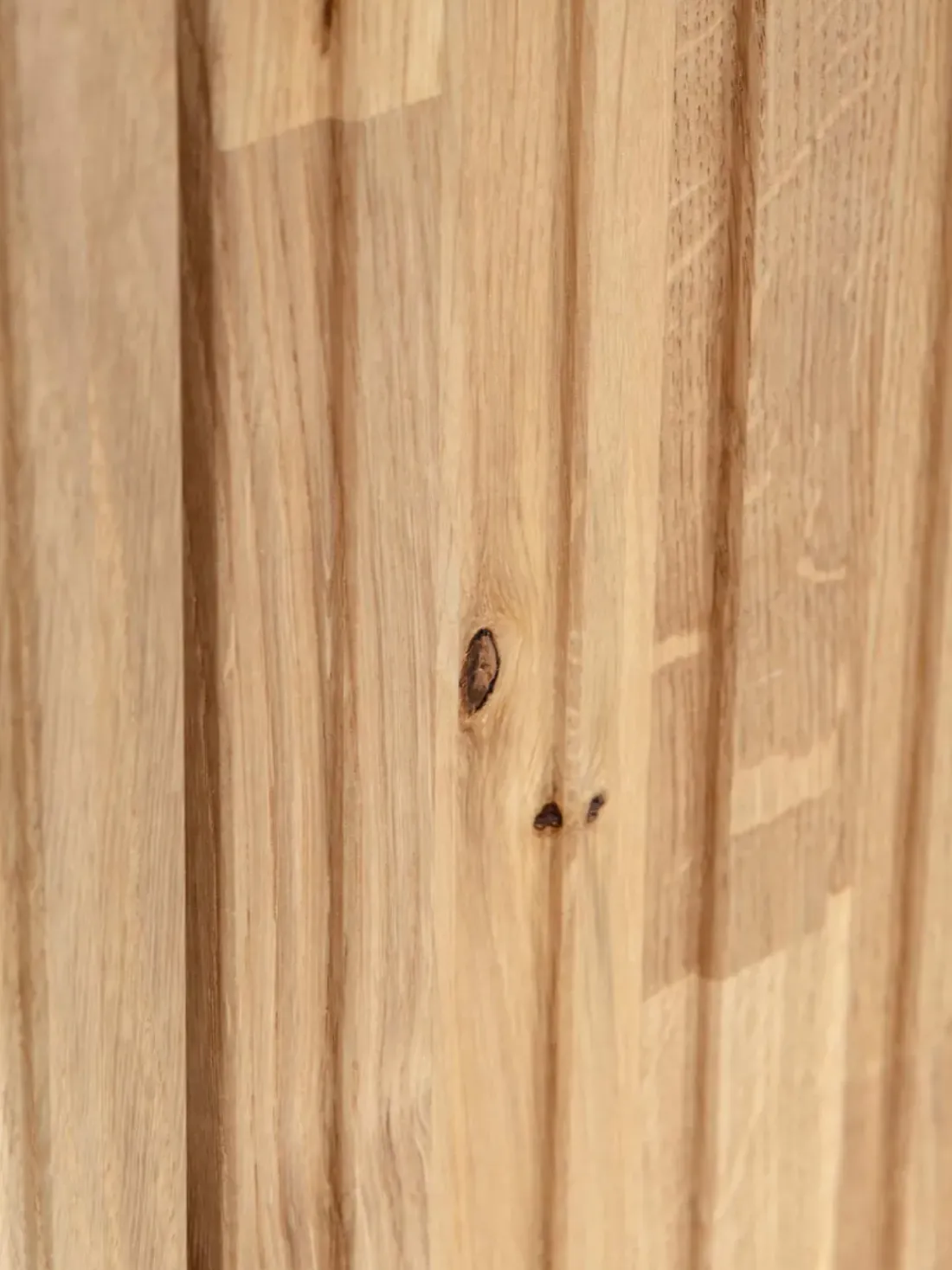 Mueble TV de madera de roble con frente acanalado Avourio, 2 puertas