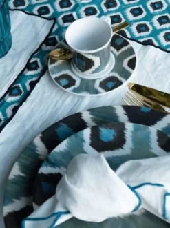 Plato llano artesanal de porcelana Ikat
