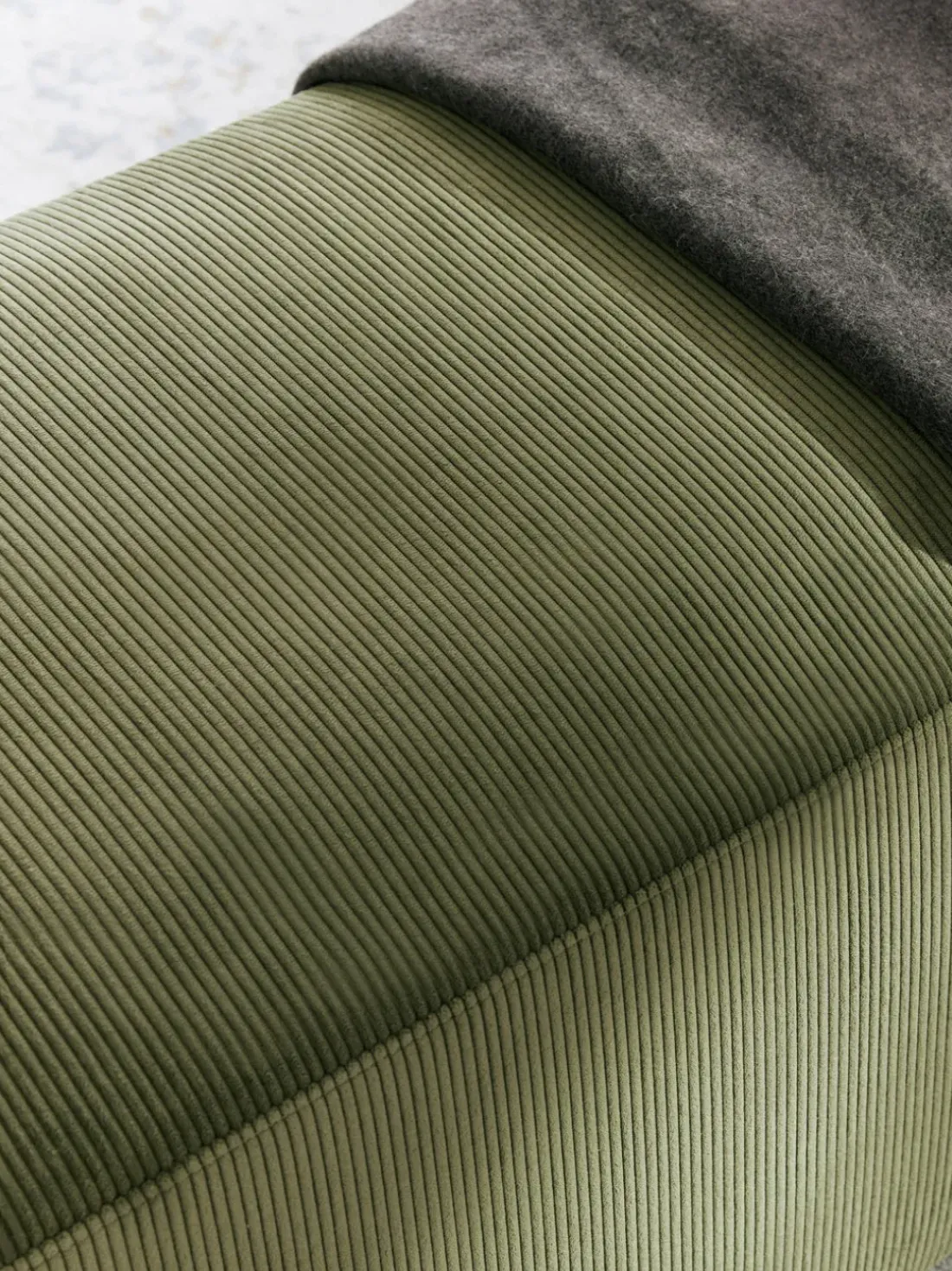 Puf reposapiés de pana Melva, An 99 x F 42 cm
