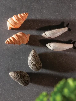 Salero y pimentero artesanales de dolomita Shell, 2 uds.