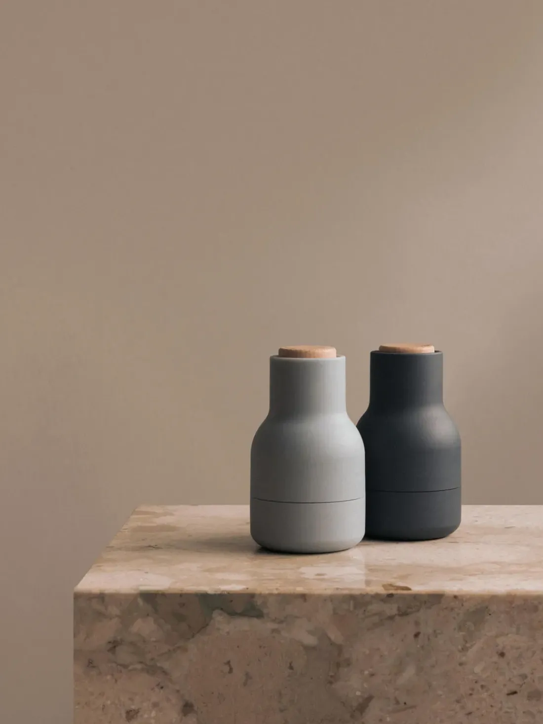 Salero y pimentero pequeños de diseño con tapa de haya Bottle Grinder, 2 uds.