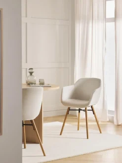 Silla con asiento estrecho y reposabrazos Fiji